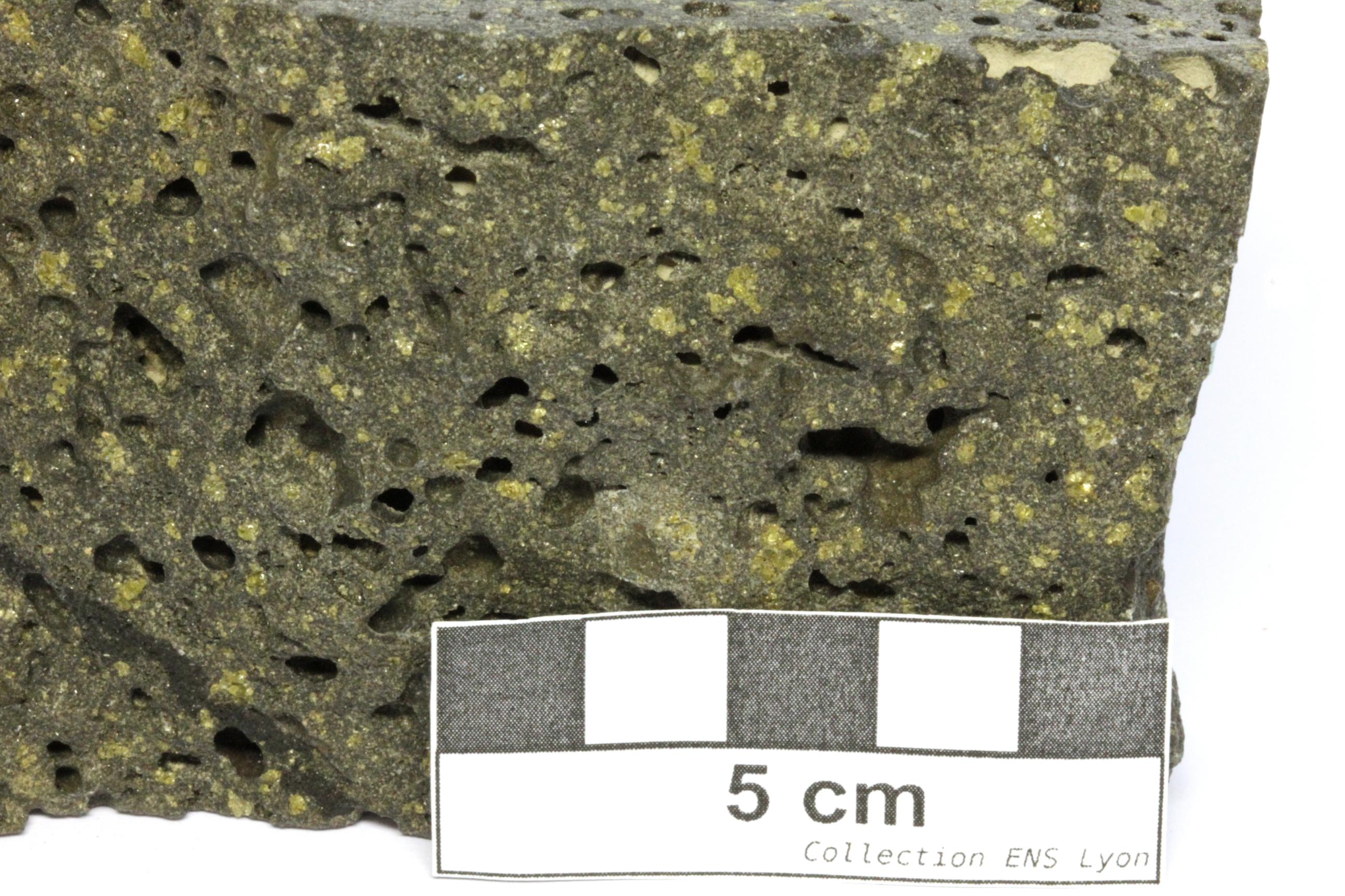 Basalte Basalte vacuolaire riche en olivine    